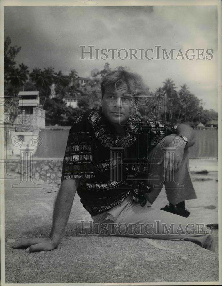 1965 Press Photo Carl Sehell Sitting At Beach - Historic Images