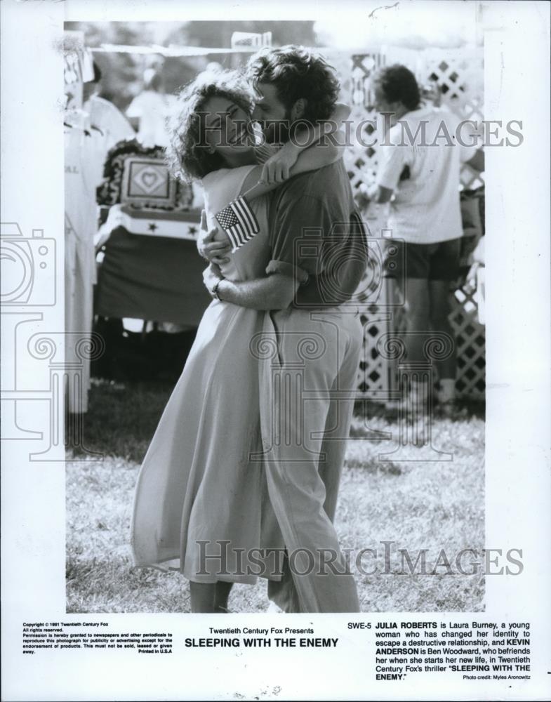 1991 Press Photo Julia Roberts and Kevin Anderson in Sleeping with the Enemy - Historic Images