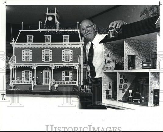 1986 Press Photo Carl Bone with his doll house collections - cva54517 - Historic Images