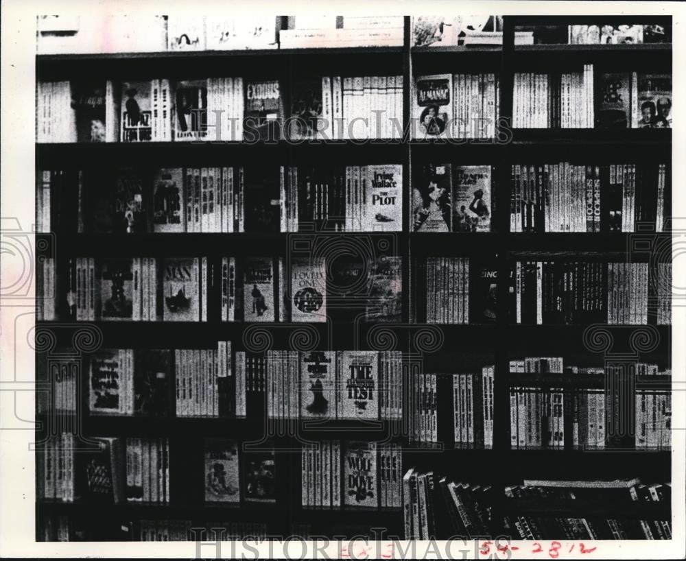 1977 Press Photo Bookstore at Dalton - cva53806 - Historic Images