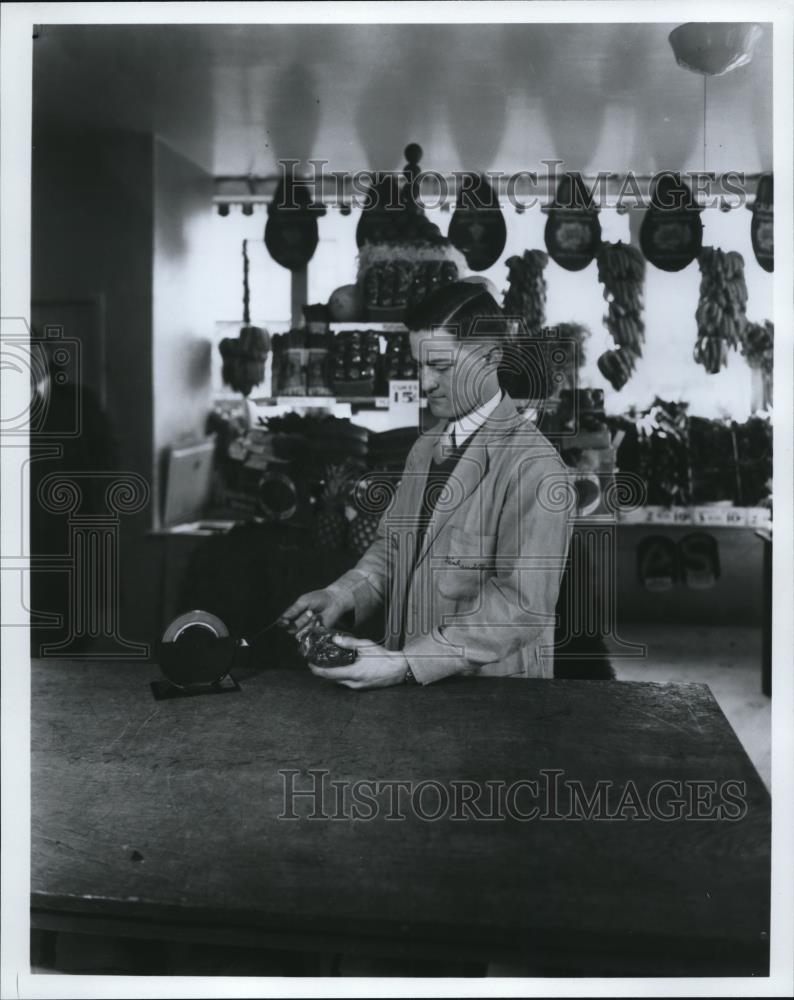 Press Photo The scotch cellophane tape used by the groceries and bakeries - Historic Images