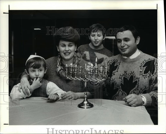 1990 Press Photo Leonid Ioffe lights Hanukkah candles prior to Hanukkah party - Historic Images