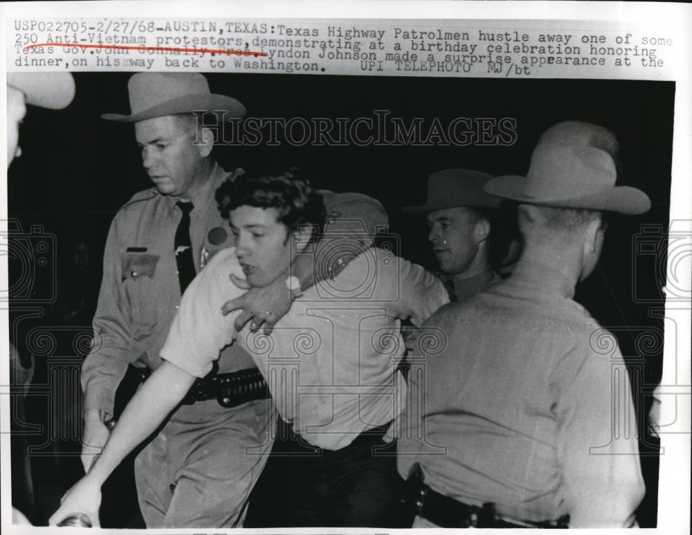 1968 Press Photo 250 Anti-Vietnam Protestors demonstrating at a birthday - Historic Images