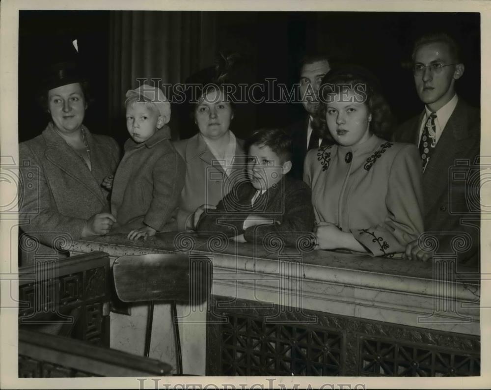 Press Photo The Krysiak Family waited for Maria and Joseph Budner - Historic Images