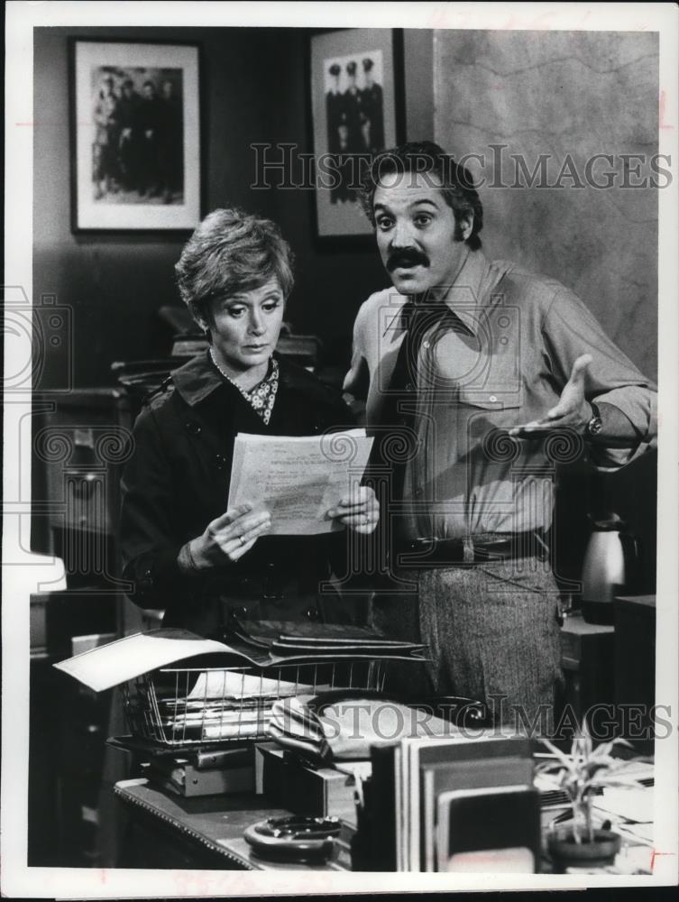 1976 Press Photo Hal Linden, Barbara Barrie in Barney Miller - cvp53770 - Historic Images