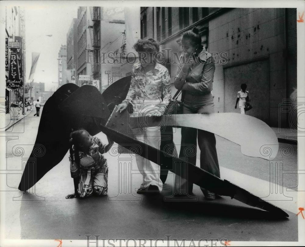 1976 Press Photo Stacey Taylor, Rita Pride &amp; Kim Taylor at Cleveland sculpture - Historic Images