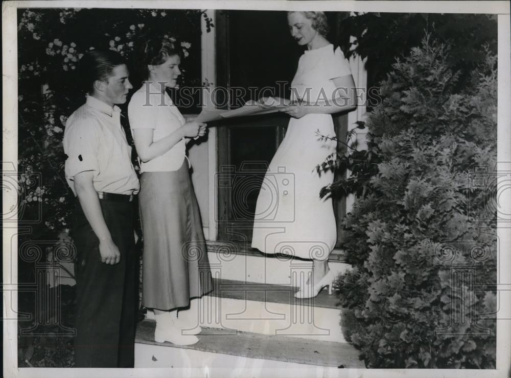 1937 Press Photo Isabelle Hallyn with Cecilia Lamier and Robert Parker - Historic Images