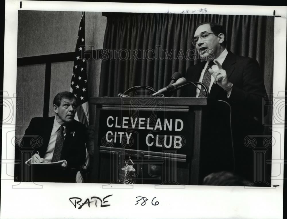 1990 Press Photo George Voinovich listens as Tony Celebezze answers the question - Historic Images