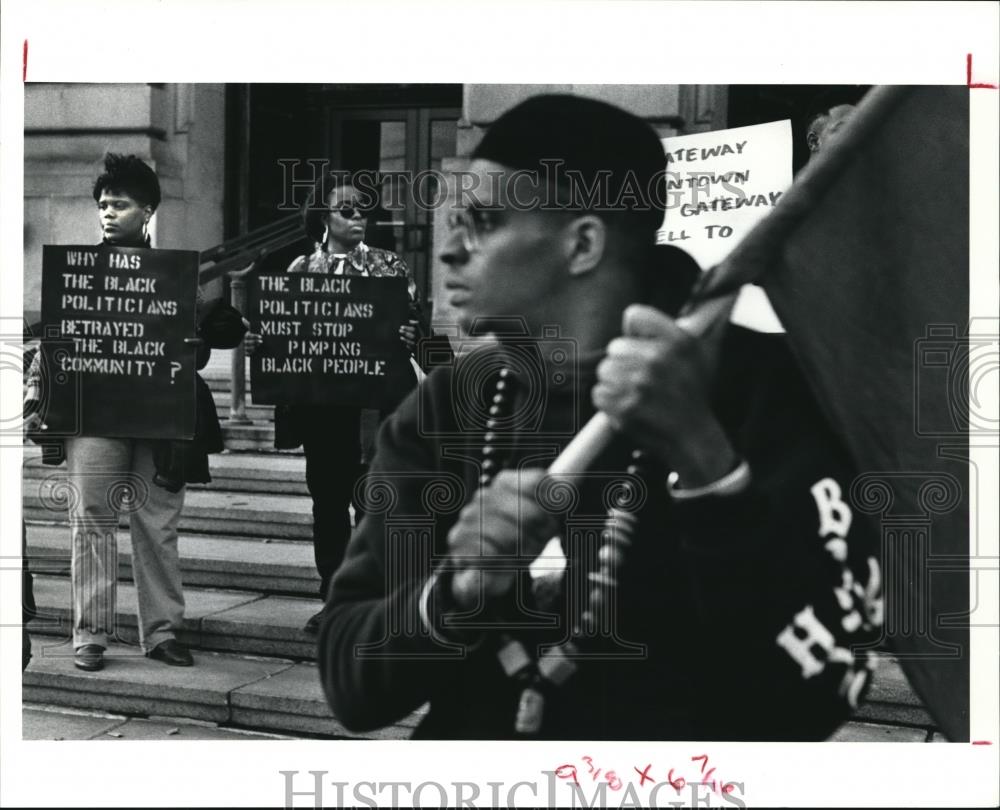 1991 Press Photo Raymond Adam Wade with a flag at the City hall during a protest - Historic Images