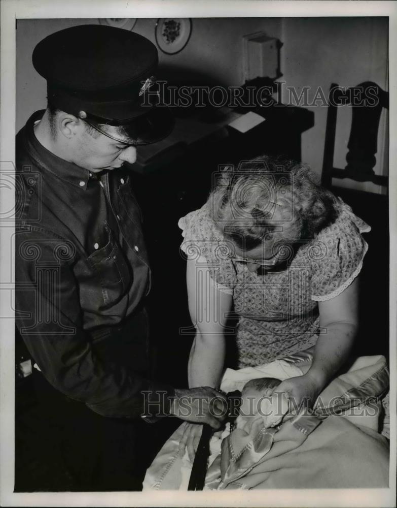 1950 Press Photo Fireman James Damico Using Inhalator on Infant of Catherine Phe - Historic Images