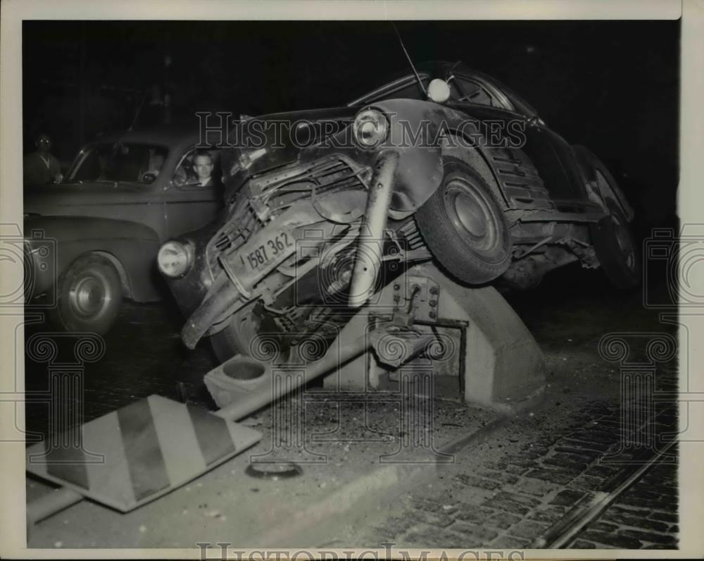 1948 Press Photo Chicago Ill car crashed onto a pole at warning signal - Historic Images