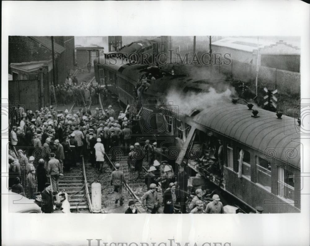 1969 Press Photo La Louviere Belgium two commuter trains crashed - Historic Images