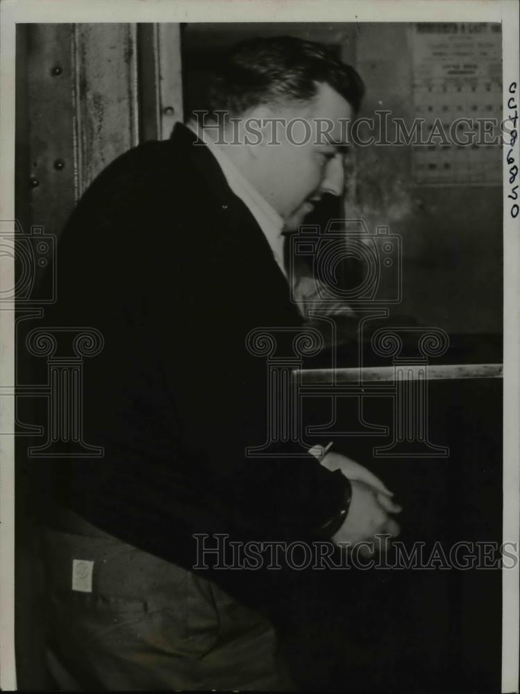 1939 Press Photo of Harold J. Krissie who was arrested after embezzling $83,000. - Historic Images