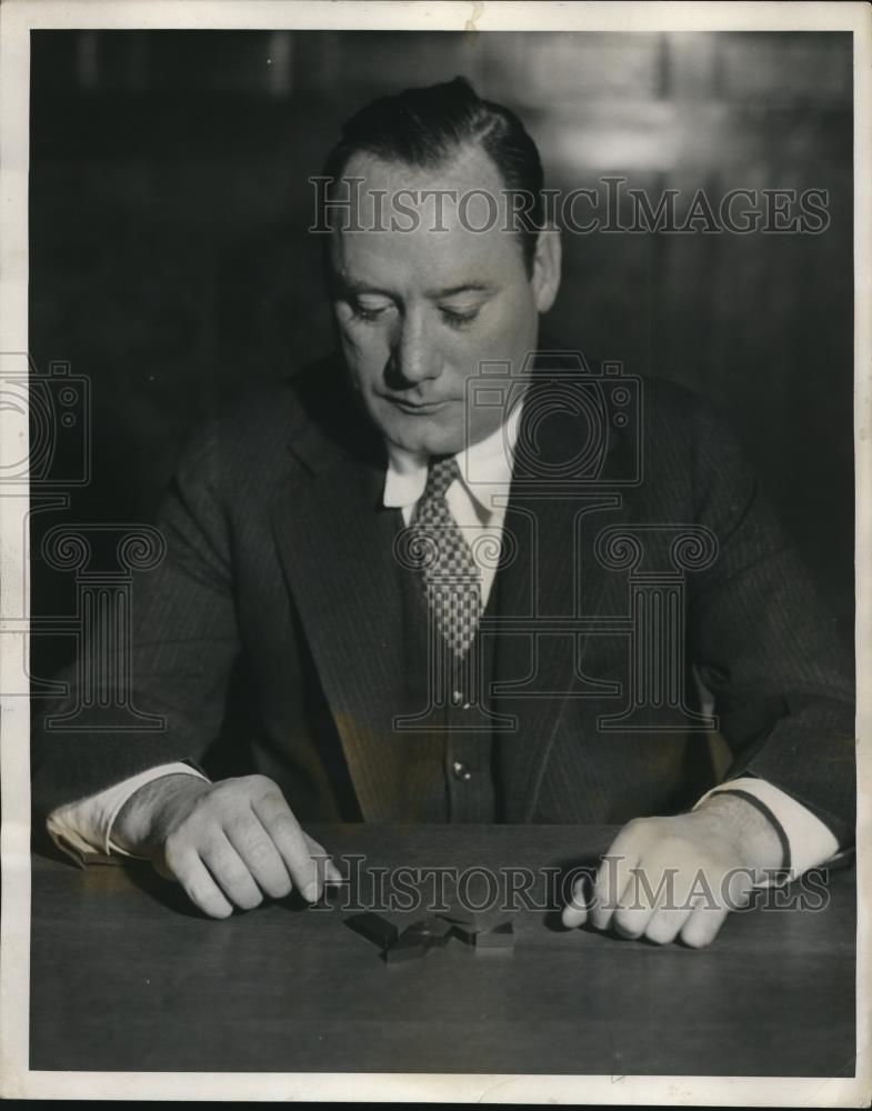 1932 Press Photo Mayor Ray T Miller at his desk - Historic Images