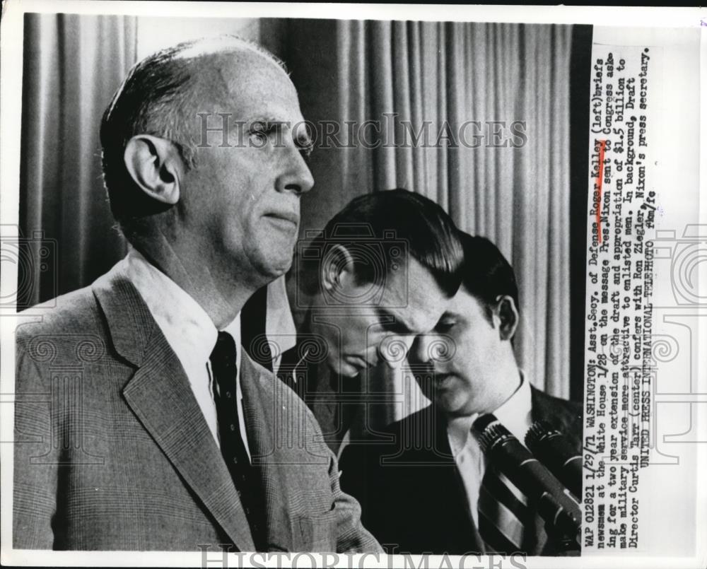 1971 Press Photo Roger Kelly Briefs White House on Nixon's Draft Extension - Historic Images