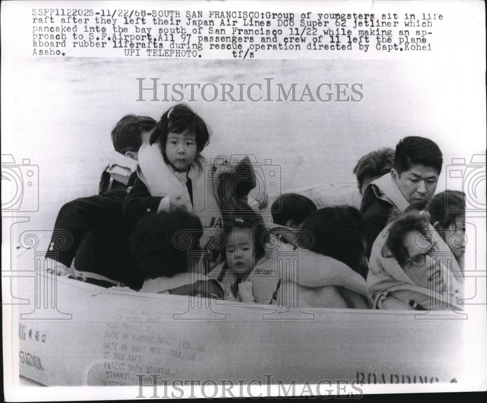 1968 Press Photo Capt. Kohei Asaho Rescues Children in San Francisco Bay - Historic Images