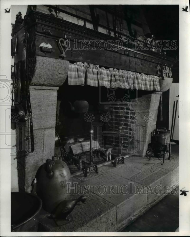 1987 Press Photo Fireplace - Historic Images