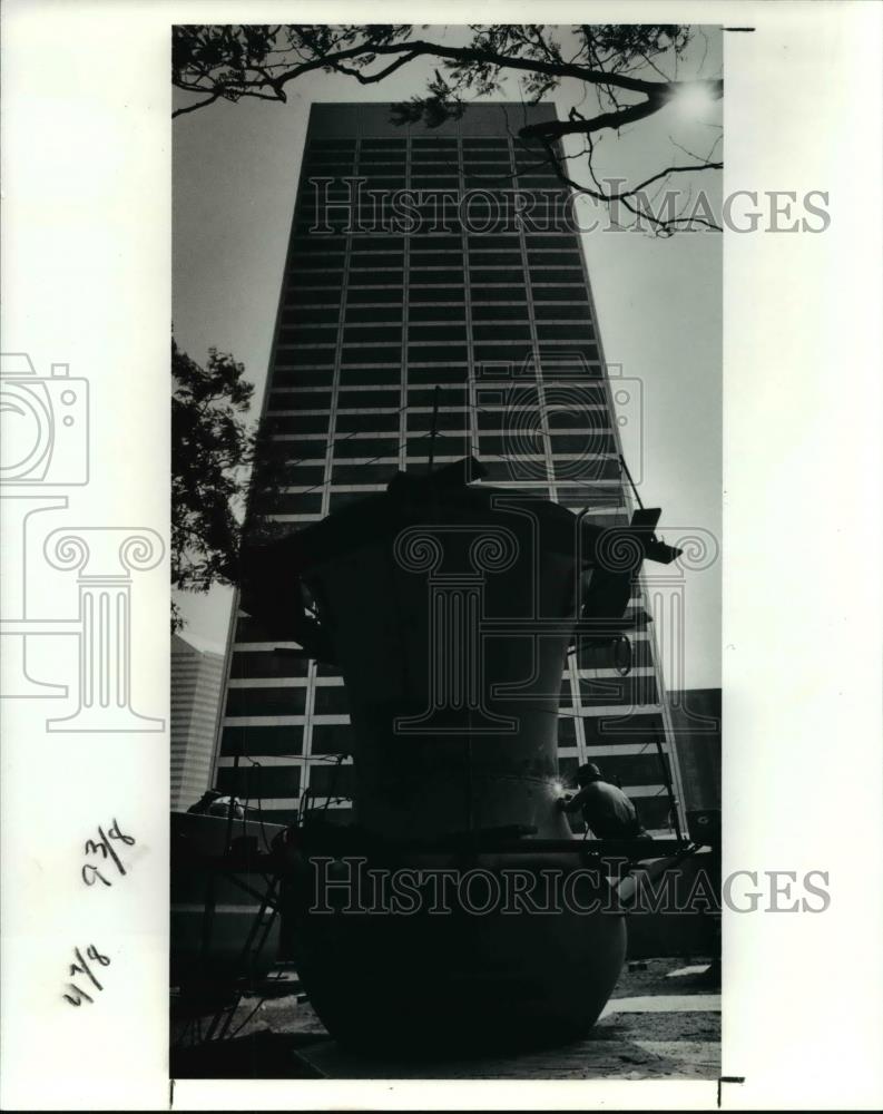 1991 Press Photo Boilermaker Steve Duncan welds on the handle of Free Stamp scul - Historic Images