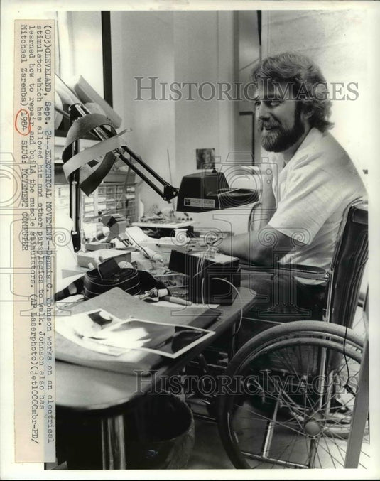1984 Press Photo Dennis Johnson works on electrical stimulator - Historic Images