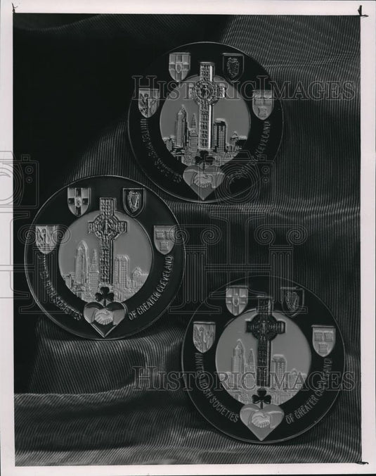 1995 Press Photo The United Irish Societies of Greater Cleveland's pins - Historic Images