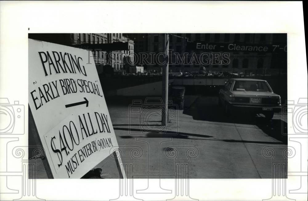 1991 Press Photo Memorial Plaza Garage in downtown Cleveland w/ early bird sign - Historic Images