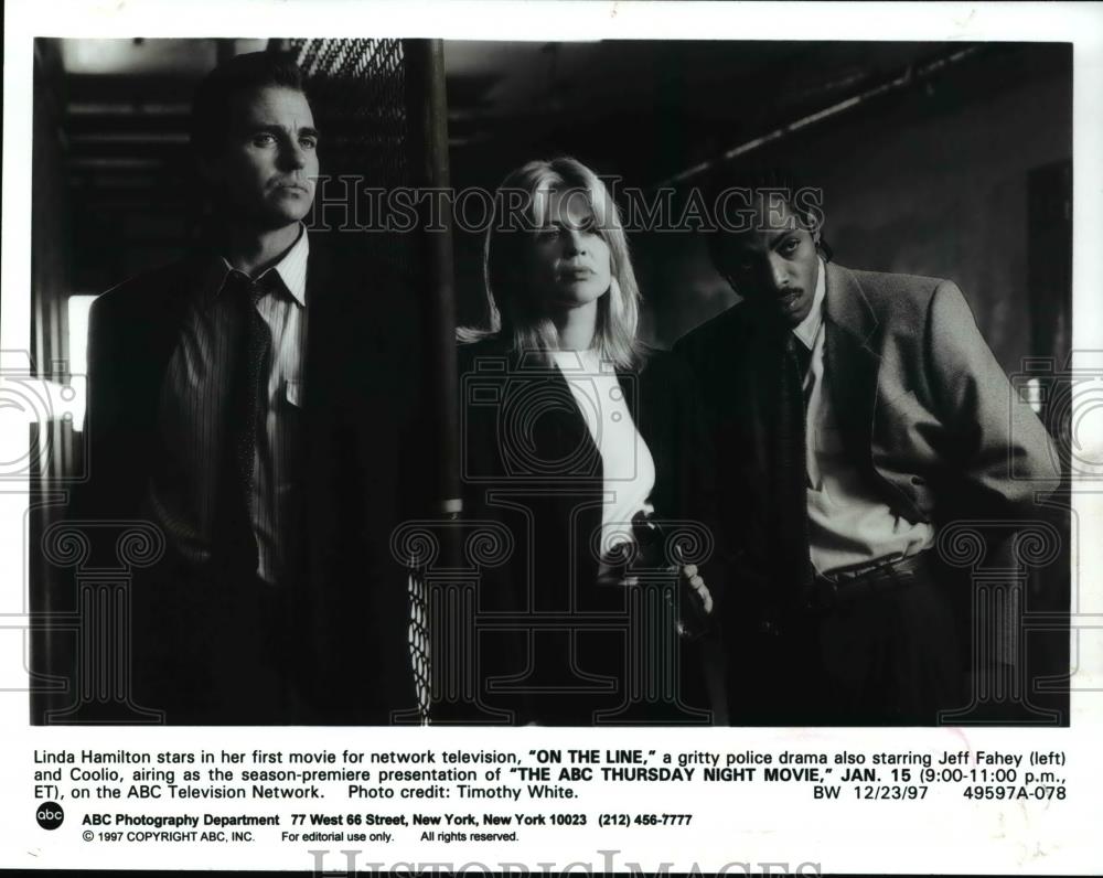 1997 Press Photo Linda Hamilton Jeff Fahey and Coolio star in On the Line - Historic Images