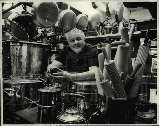 1975 Press PhotoOwner Fred Bridge of Mr. Pots & Pans - Historic Images