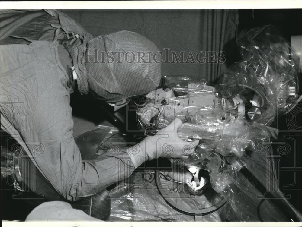 1987 Press Photo Dr Leonard Cerullo uses a laser beam to remove a brai ...