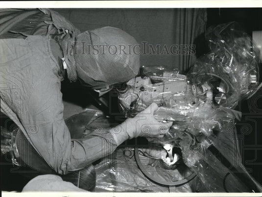 1987 Press Photo Dr Leonard Cerullo uses a laser beam to remove a brain tumor - Historic Images