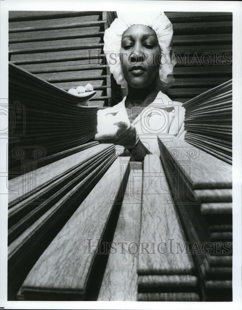 Press Photo Sally brown of packaging department of the Trident Sugarless Gum - Historic Images