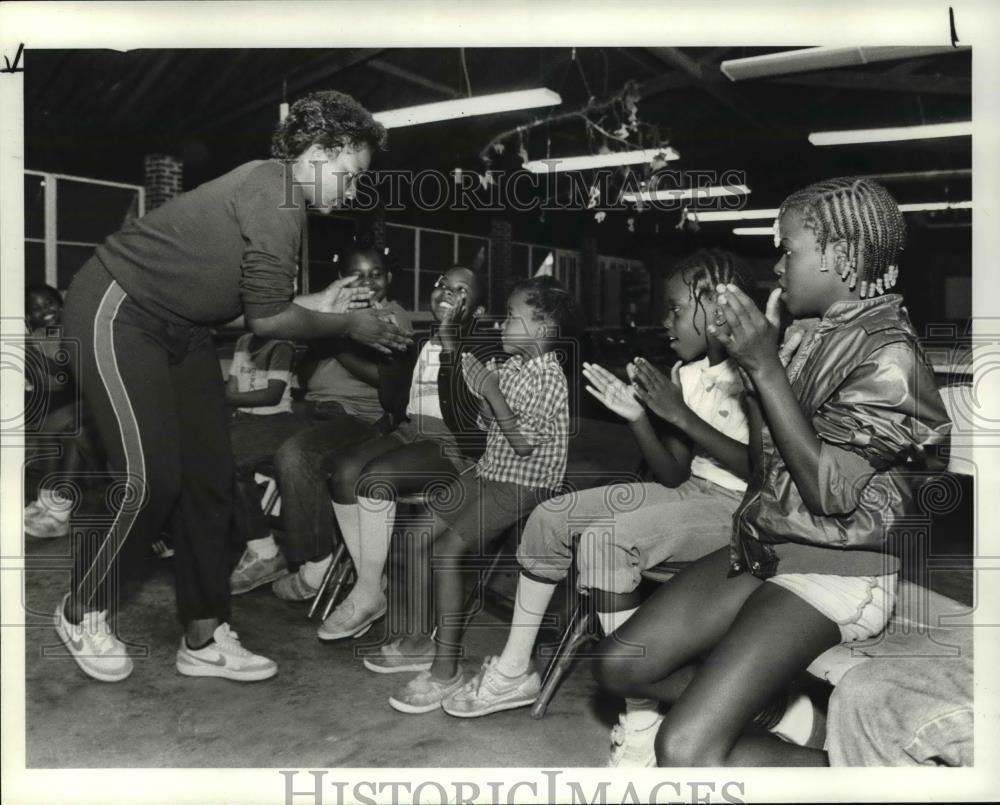 1984 Press Photo City Children at Camp Mueller Class make sound with their hands - Historic Images