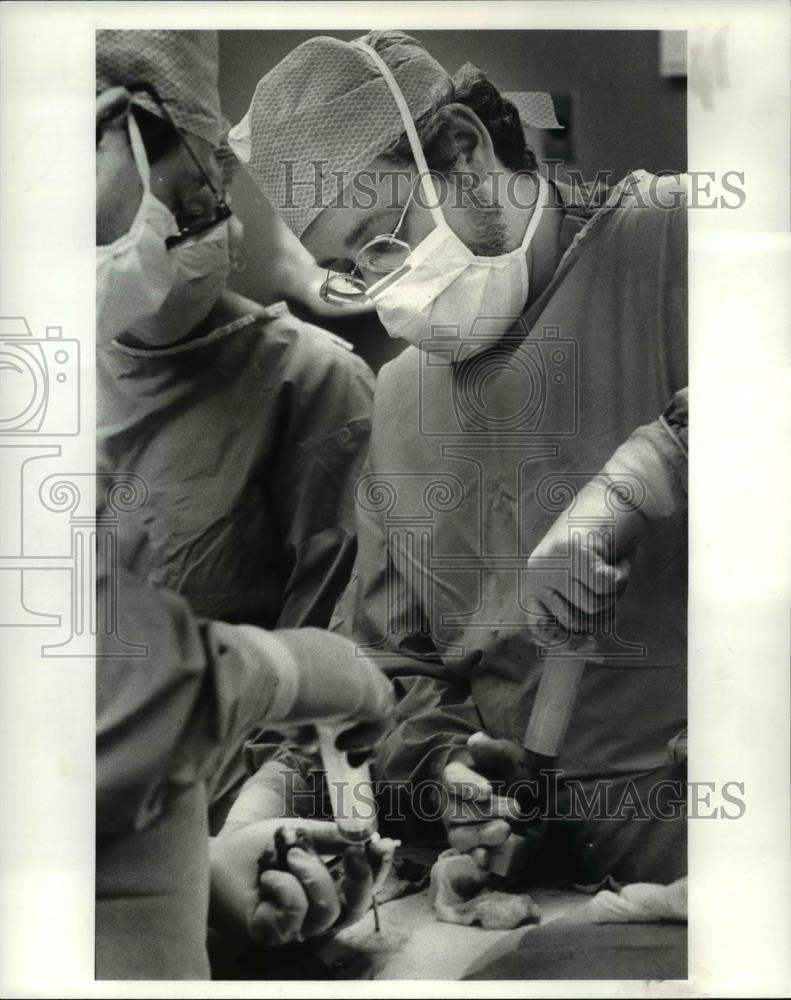 1984 Press Photo Dr. Herzig and Dr. Pasquini Extract the Bone Marrow - Historic Images