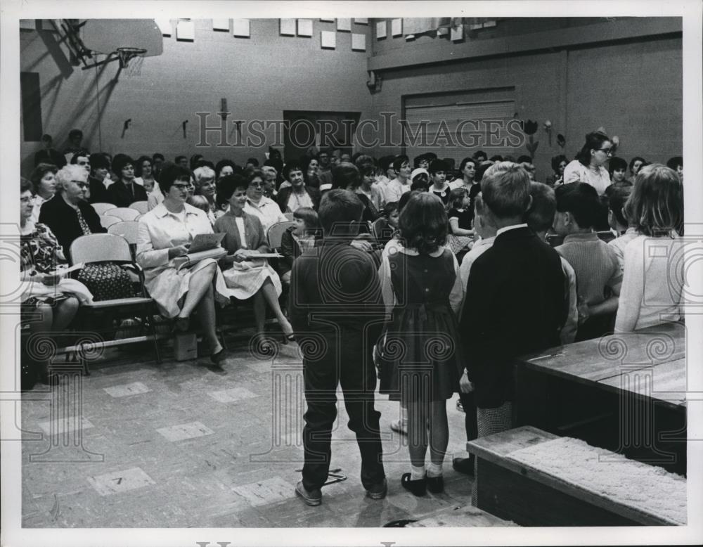 1968 Press Photo Mentor's Dale R. Rice School students singing for their parents - Historic Images