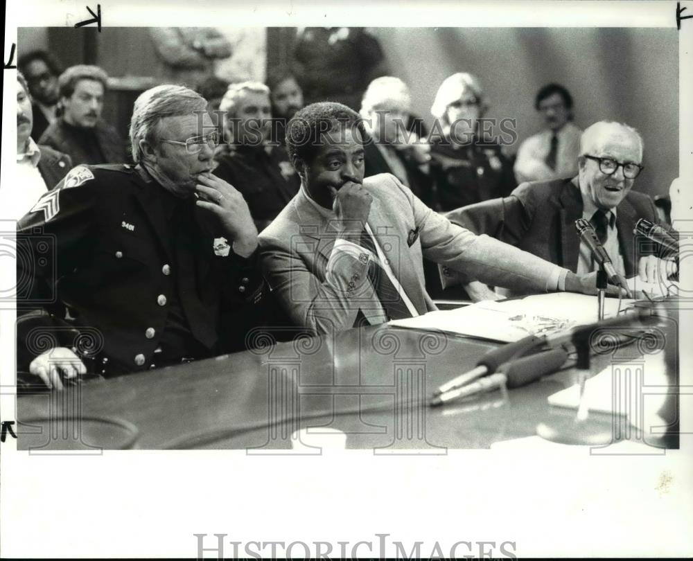 1983 Press Photo Sgt. McComb, Safety Dir. and Dr. Sam Gerber at Gun Debate - Historic Images