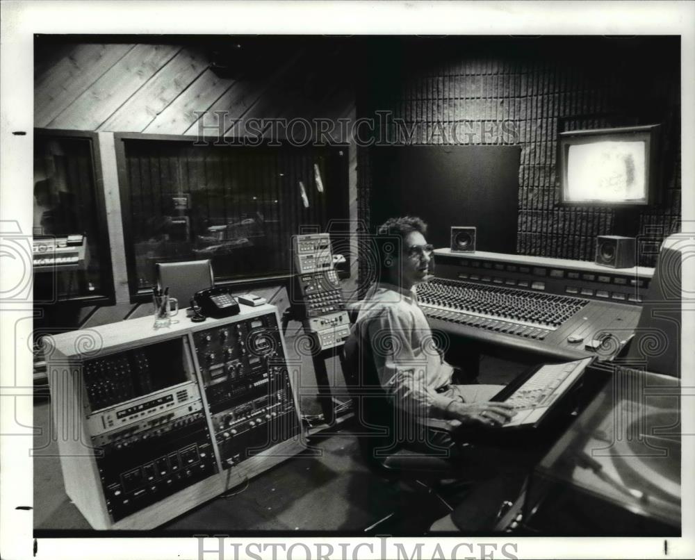 1989 Press Photo Joel Solloway puts finishing touches on commercial - Historic Images