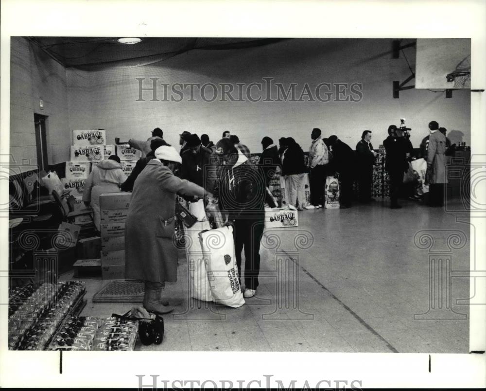 1991 Press Photo Volunteers of The Cleveland Food Basket Program - Historic Images