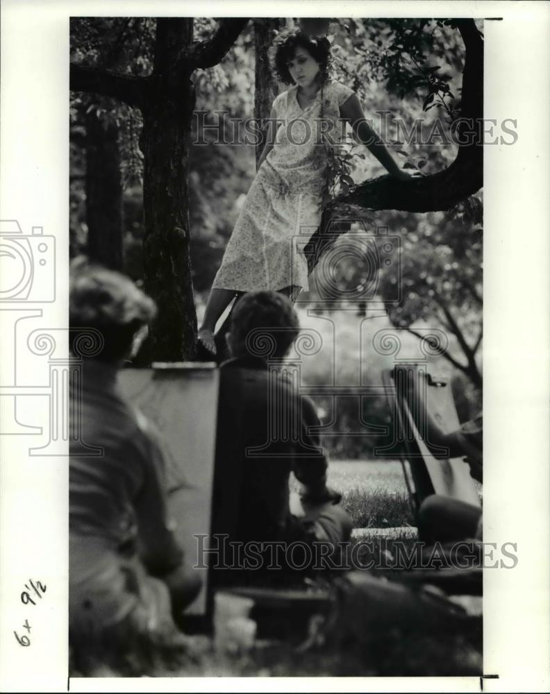 1991 Press Photo Donna Walters sitting in a tree while posing for drawing class - Historic Images