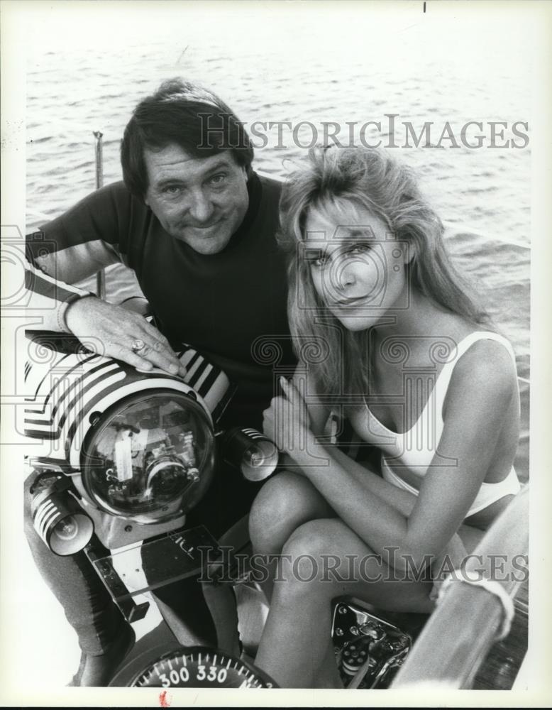 1985 Press Photo Al Giddings &amp; Shawn Weatherly in Oceanquest - Historic Images