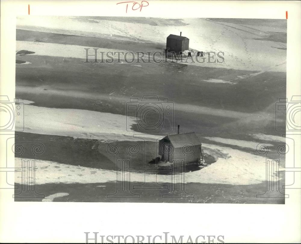 1981 Press Photo Ice Fishing houses near the break wait for return of fishermen - Historic Images