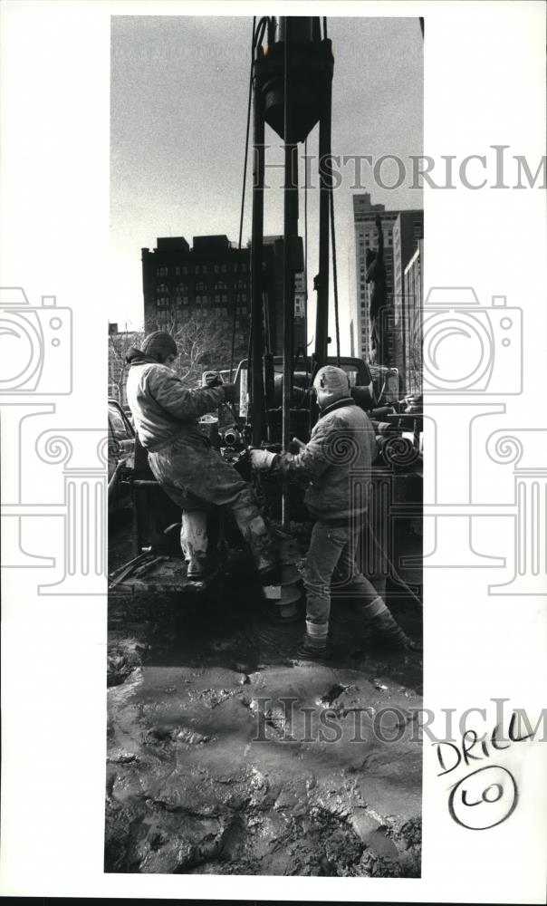 1987 Press Photo Lake Drilling Company employees took core samples in Mall A - Historic Images