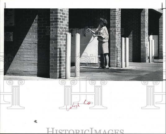 1991 Press Photo Jenette McLean of University Heights washes her mother's car - Historic Images
