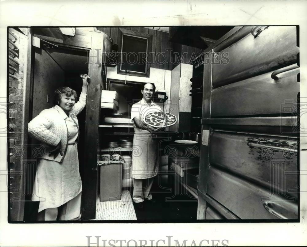 1985 Press Photo Mama Santos and Co owner Nino Starvaghi - Historic Images