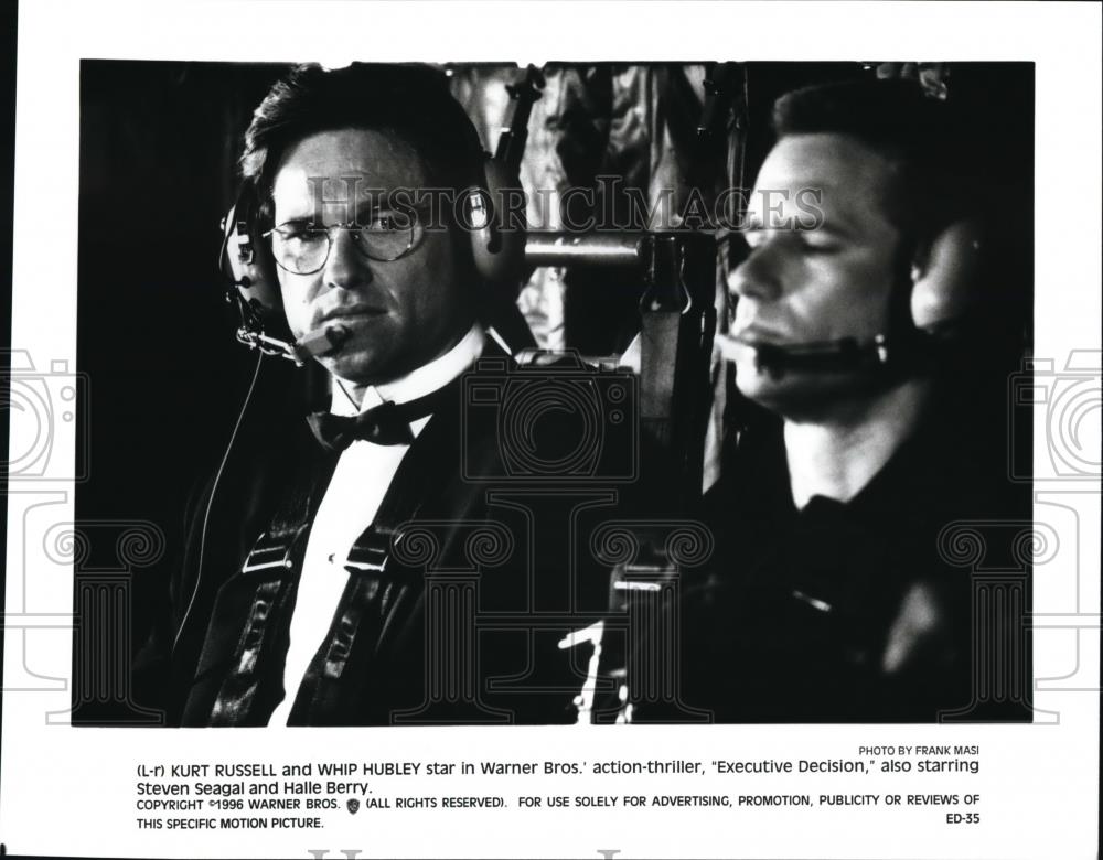 1996 Press Photo Kurt Russell and Whip Hubley star in Executive Decision - Historic Images