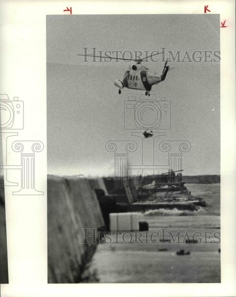 1979 Press Photo Helicopter Lifts On of Three Duck Hunters From Breakwater - Historic Images