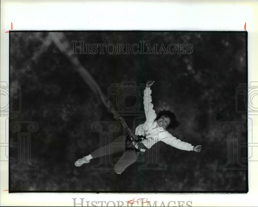 1990 Press Photo Cec Kuykendall of Roohnert Park, Ca, falls from the hot air bal - Historic Images