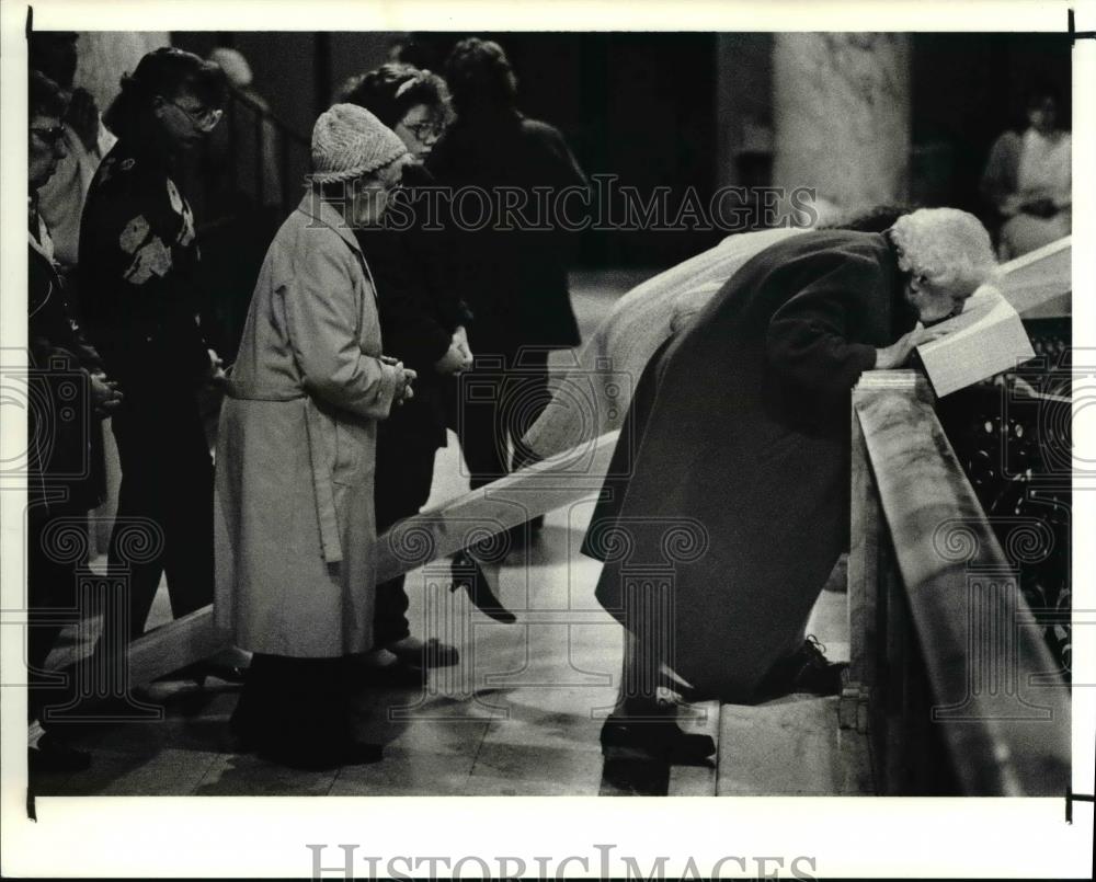 1990 Press Photo Good Friday - Historic Images