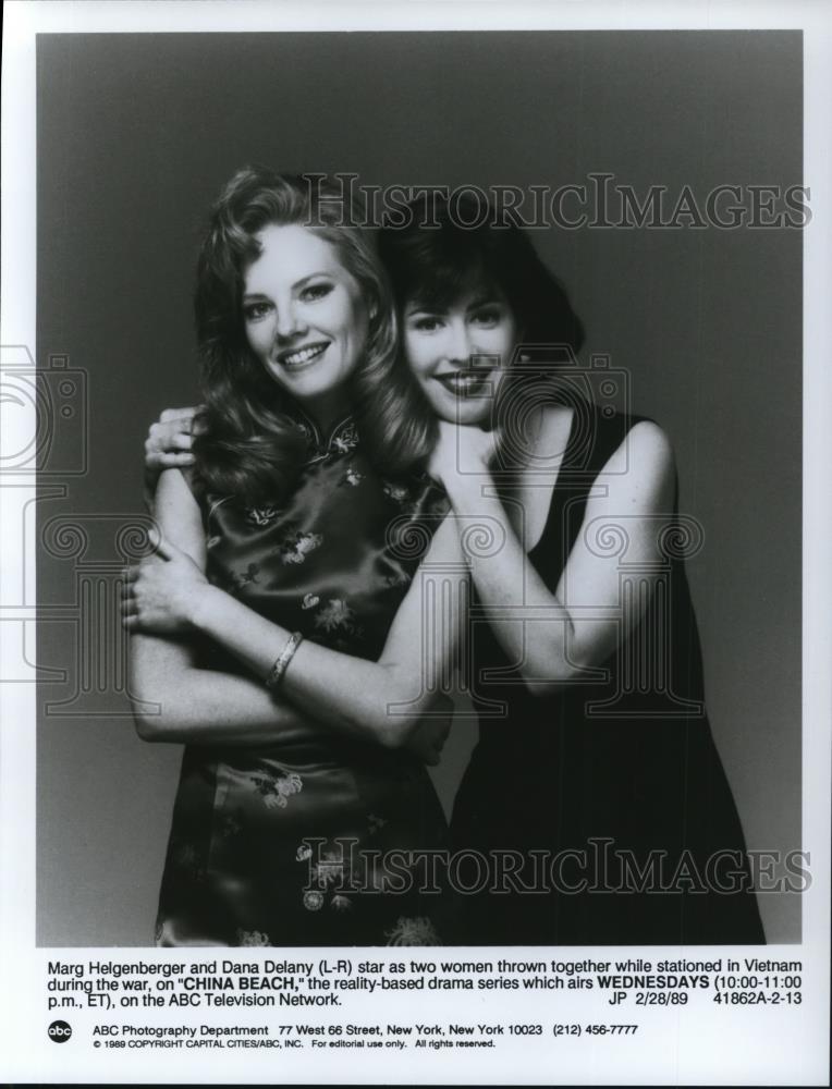 1989 Press Photo Marg Helgenberger and Dana Delany star on China Beach TV show - Historic Images