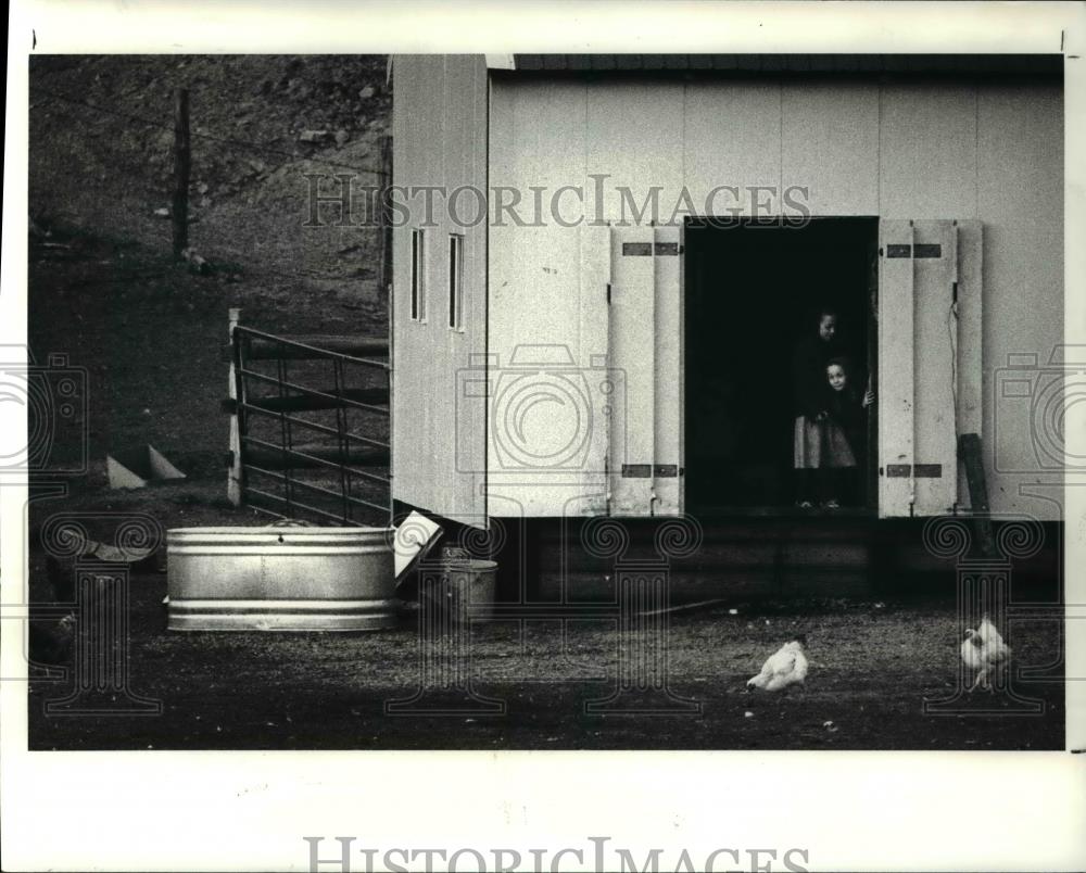 1982 Press Photo Two Girls Play In Their Barn South Of Charm In Holmes County - Historic Images