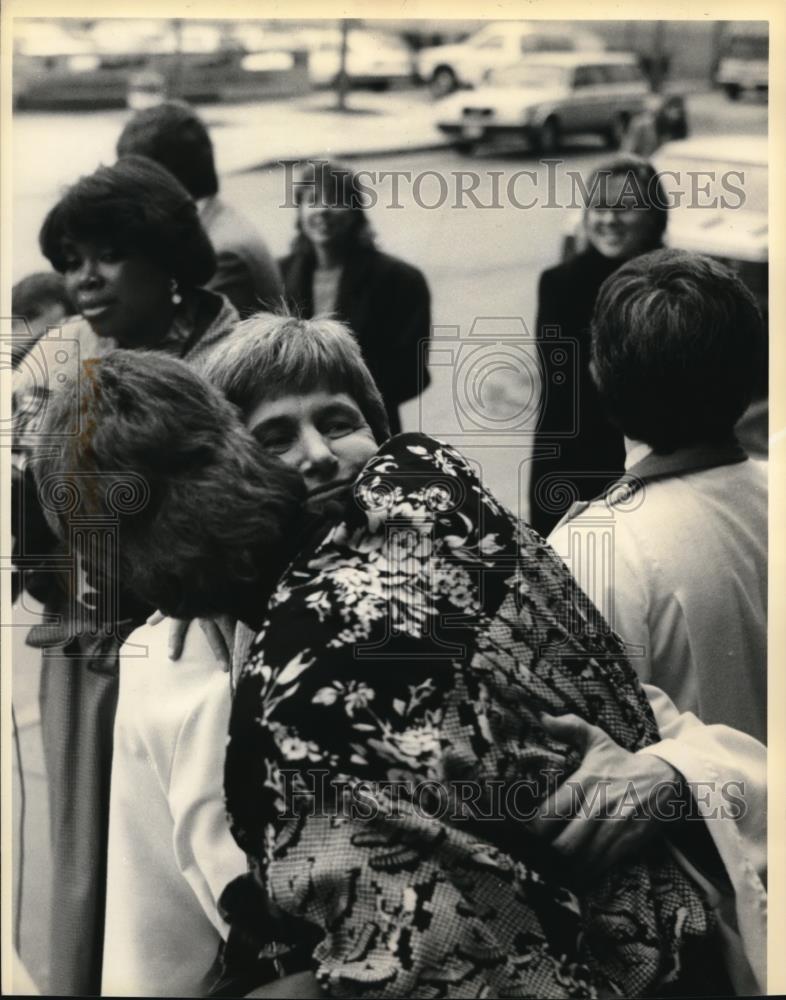 1993 Press Photo Janes Spahr ordained Minister get hugs outside United Church - Historic Images