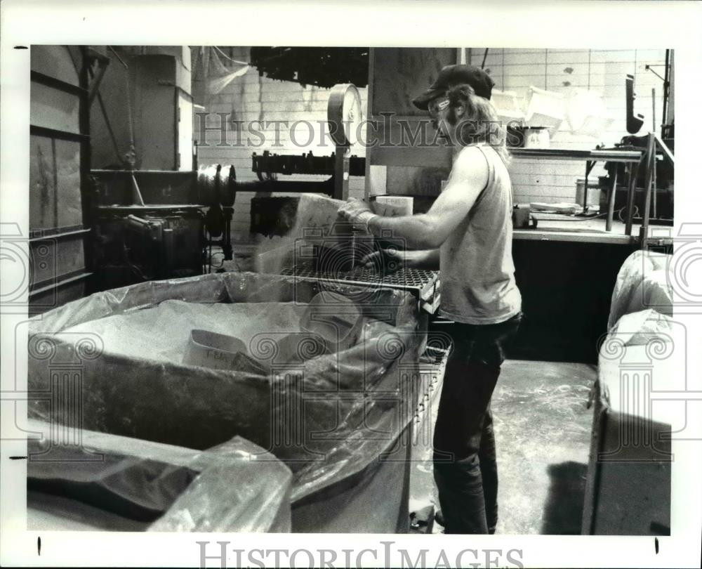 1988 Press Photo Larry Thompson production worker at Little Tikes - cva66883 - Historic Images